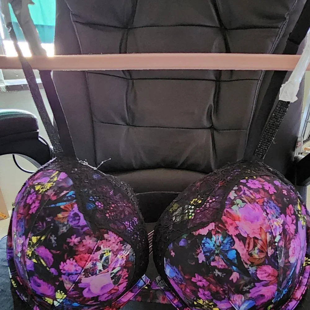 Brand New 34DD - Picture 2 of 3
